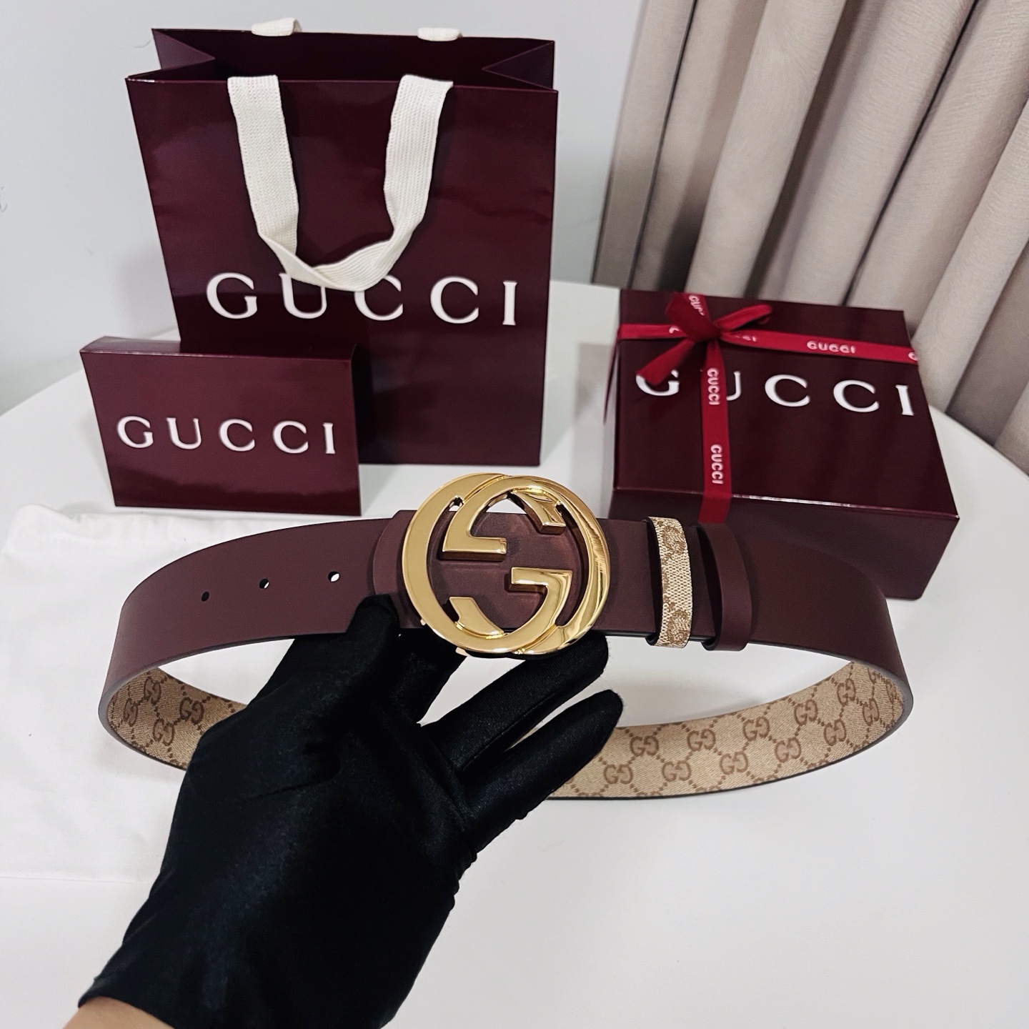 新款 Generation Gucci古驰世代系列深入探索品牌的典藏元素，将不同世代的设计融合为统一的美