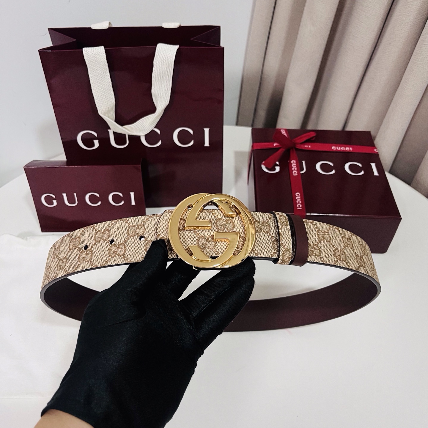 新款 Generation Gucci古驰世代系列深入探索品牌的典藏元素，将不同世代的设计融合为统一的美