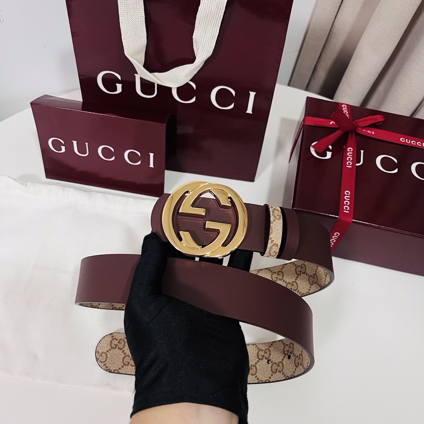 新款 Generation Gucci古驰世代系列深入探索品牌的典藏元素，将不同世代的设计融合为统一的美