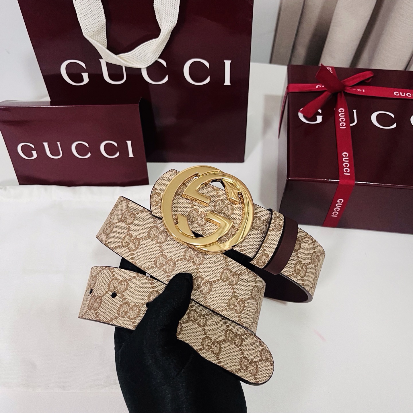 新款 Generation Gucci古驰世代系列深入探索品牌的典藏元素，将不同世代的设计融合为统一的美