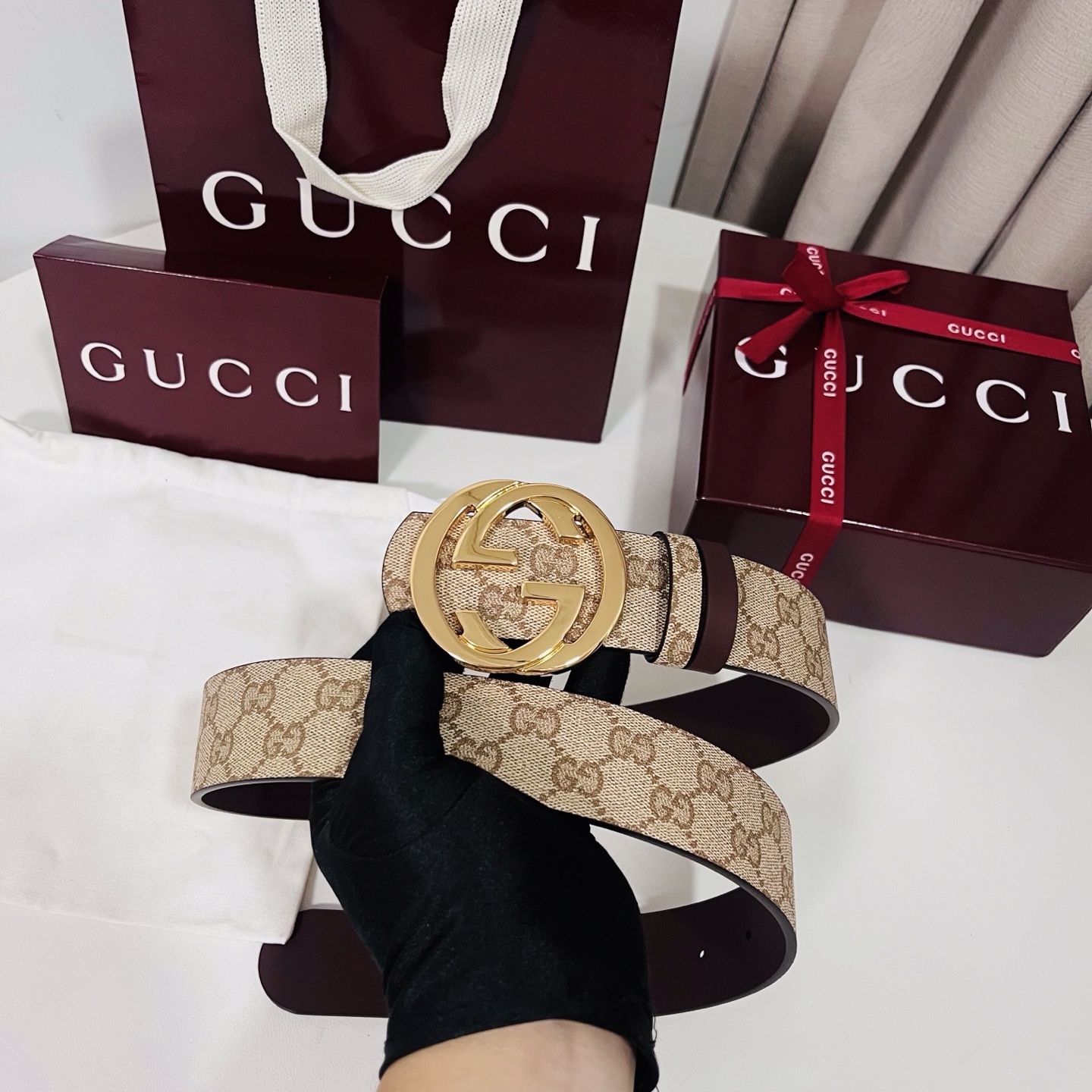 新款 Generation Gucci古驰世代系列深入探索品牌的典藏元素，将不同世代的设计融合为统一的美
