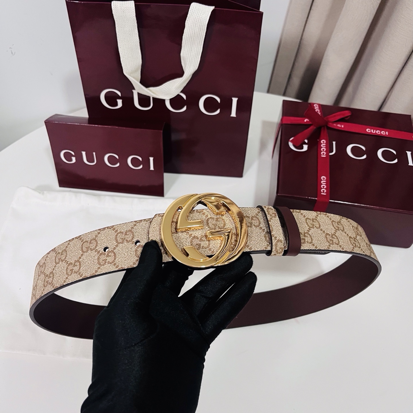 新款 Generation Gucci古驰世代系列深入探索品牌的典藏元素，将不同世代的设计融合为统一的美