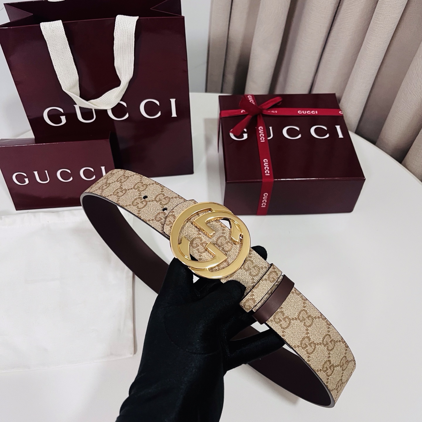 新款 Generation Gucci古驰世代系列深入探索品牌的典藏元素，将不同世代的设计融合为统一的美