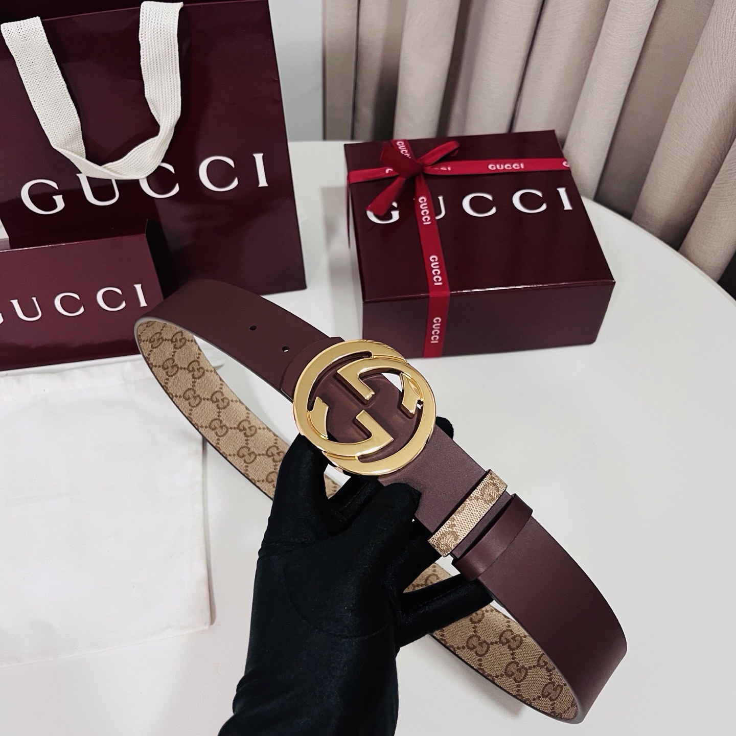 新款 Generation Gucci古驰世代系列深入探索品牌的典藏元素，将不同世代的设计融合为统一的美