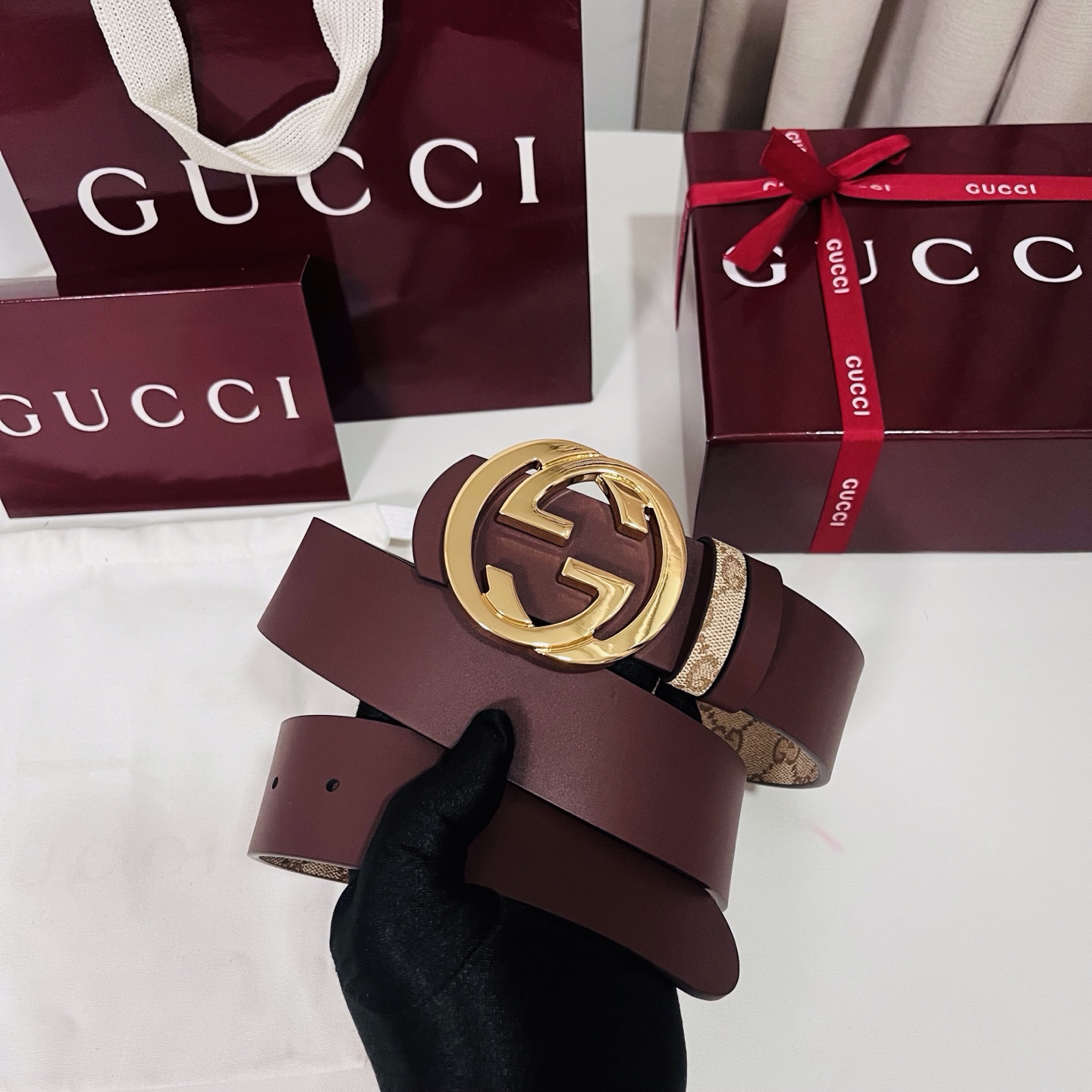 新款 Generation Gucci古驰世代系列深入探索品牌的典藏元素，将不同世代的设计融合为统一的美