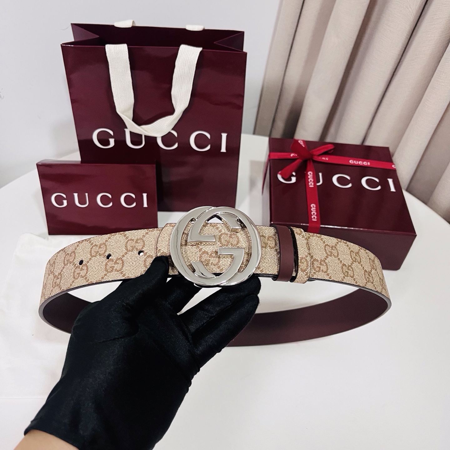 新款 Generation Gucci古驰世代系列深入探索品牌的典藏元素，将不同世代的设计融合为统一的美