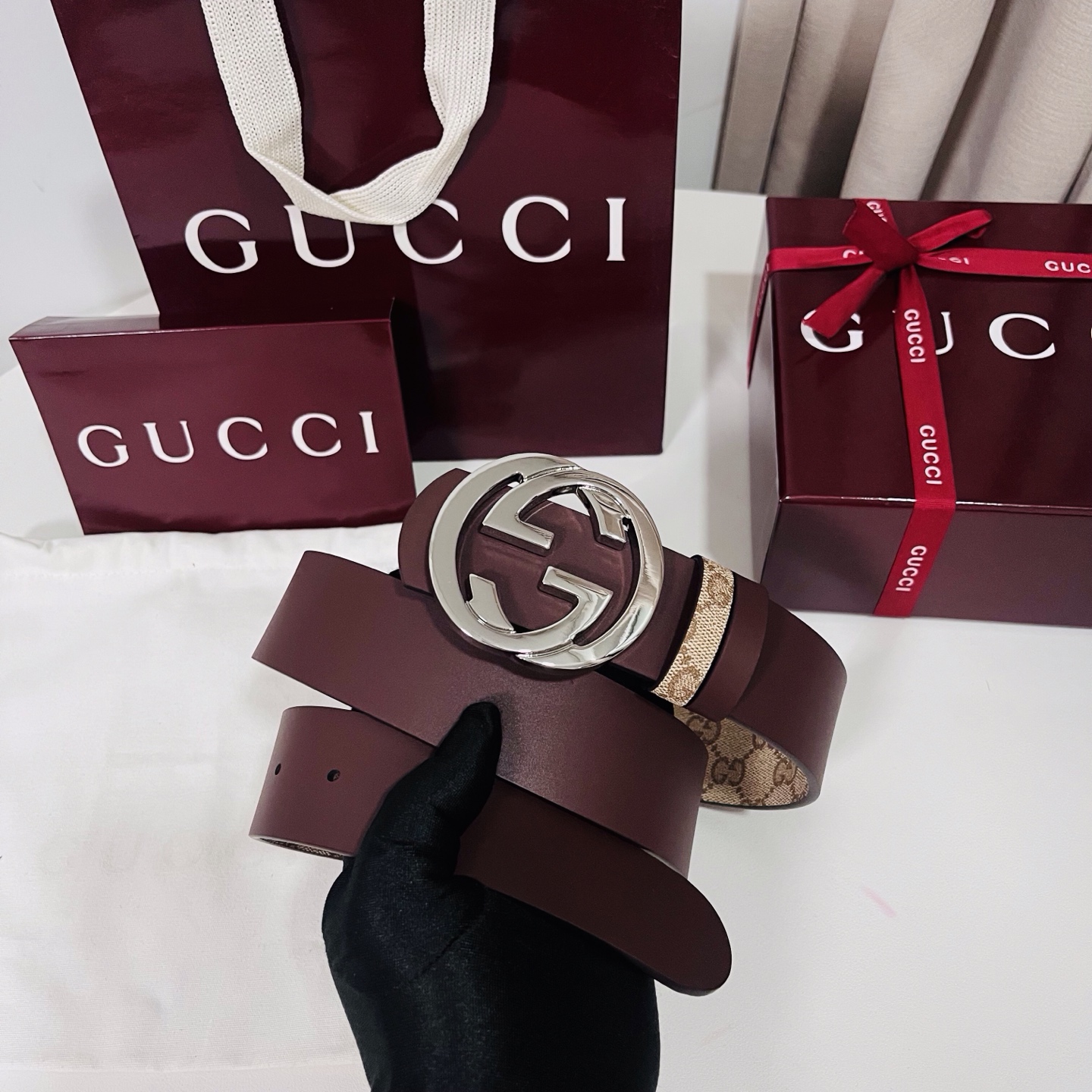 新款 Generation Gucci古驰世代系列深入探索品牌的典藏元素，将不同世代的设计融合为统一的美