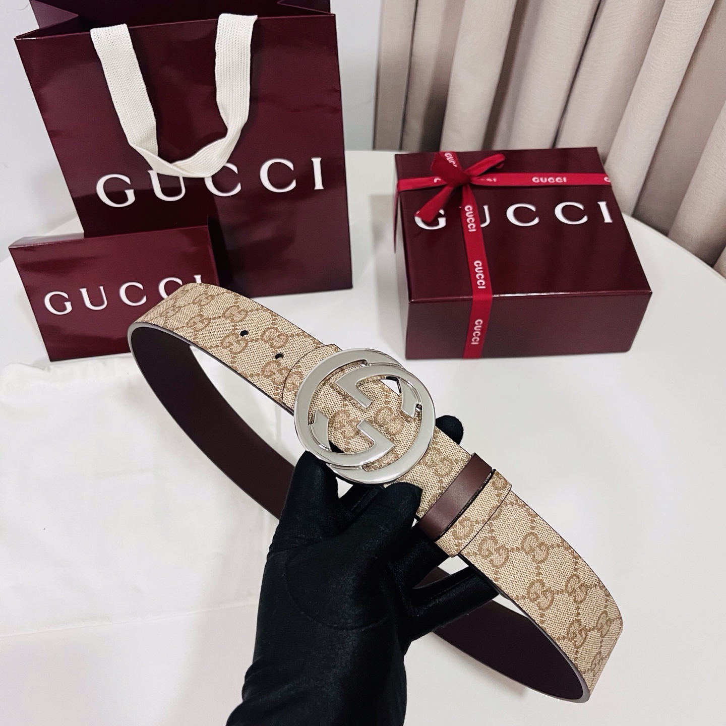 新款 Generation Gucci古驰世代系列深入探索品牌的典藏元素，将不同世代的设计融合为统一的美