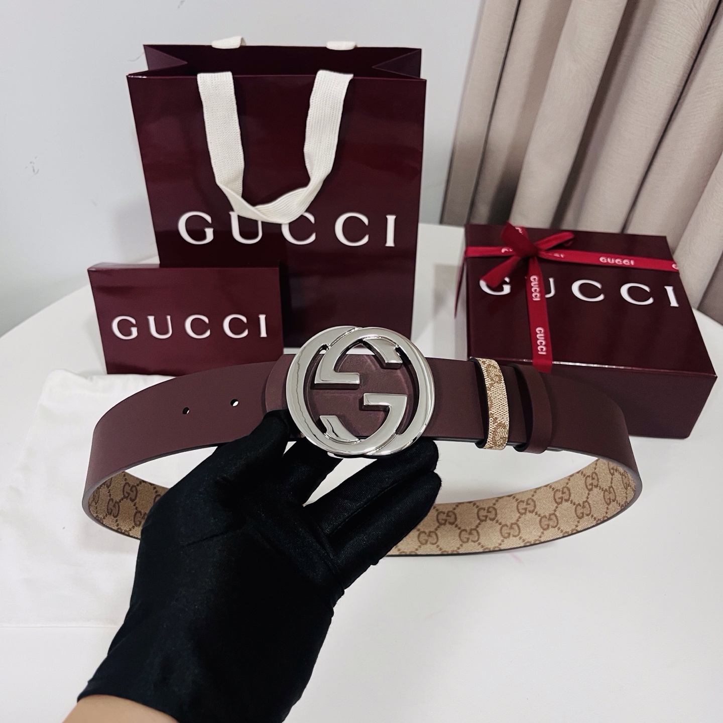 新款 Generation Gucci古驰世代系列深入探索品牌的典藏元素，将不同世代的设计融合为统一的美