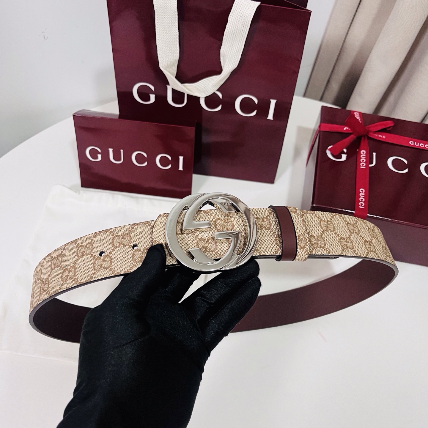 新款 Generation Gucci古驰世代系列深入探索品牌的典藏元素，将不同世代的设计融合为统一的美
