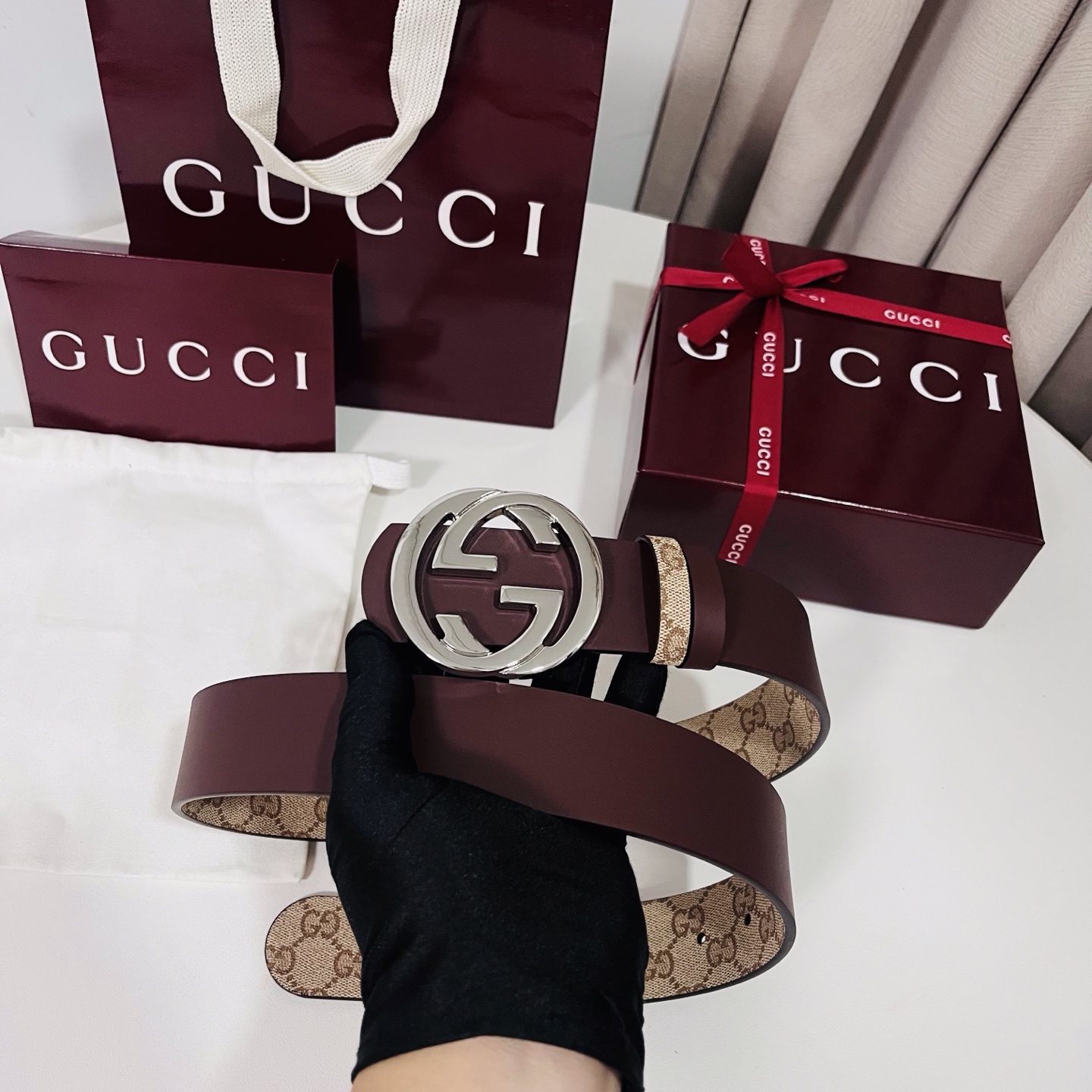 新款 Generation Gucci古驰世代系列深入探索品牌的典藏元素，将不同世代的设计融合为统一的美
