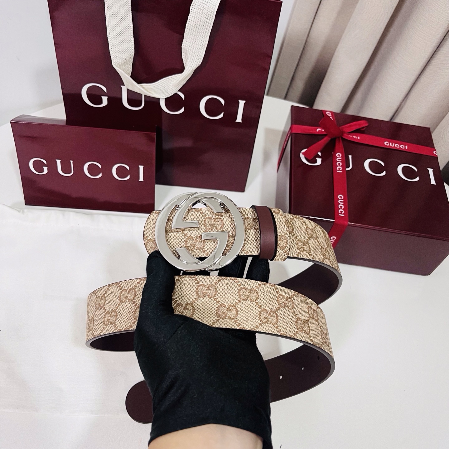 新款 Generation Gucci古驰世代系列深入探索品牌的典藏元素，将不同世代的设计融合为统一的美