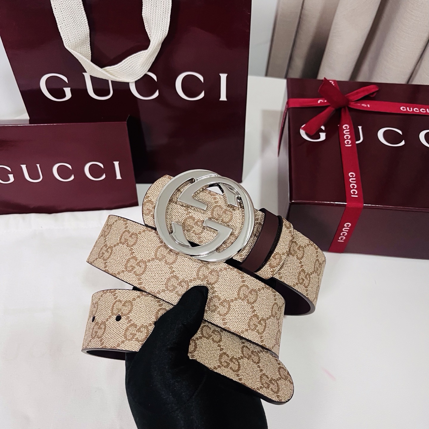 新款 Generation Gucci古驰世代系列深入探索品牌的典藏元素，将不同世代的设计融合为统一的美