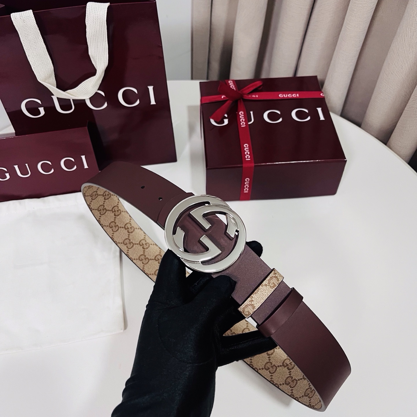 新款 Generation Gucci古驰世代系列深入探索品牌的典藏元素，将不同世代的设计融合为统一的美