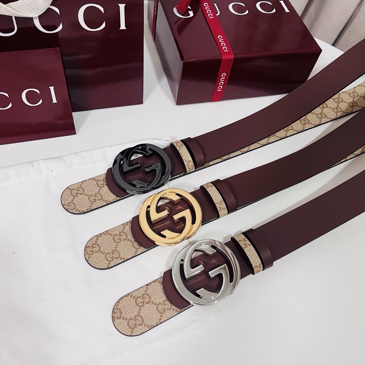 新款 Generation Gucci古驰世代系列深入探索品牌的典藏元素，将不同世代的设计融合为统一的美