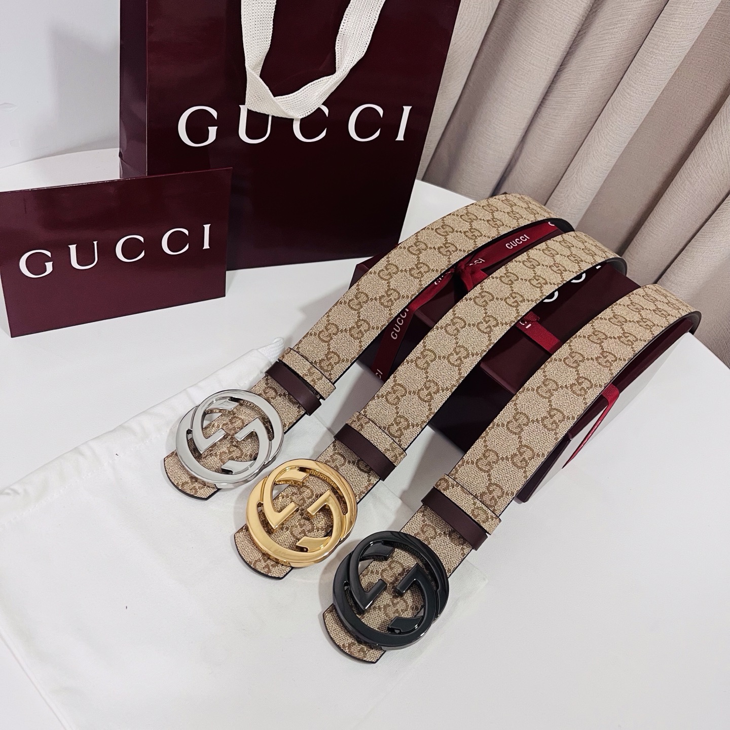 新款 Generation Gucci古驰世代系列深入探索品牌的典藏元素，将不同世代的设计融合为统一的美