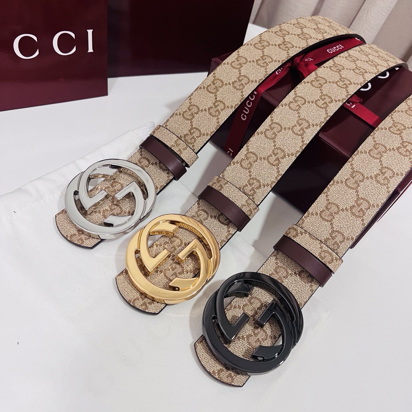新款 Generation Gucci古驰世代系列深入探索品牌的典藏元素，将不同世代的设计融合为统一的美