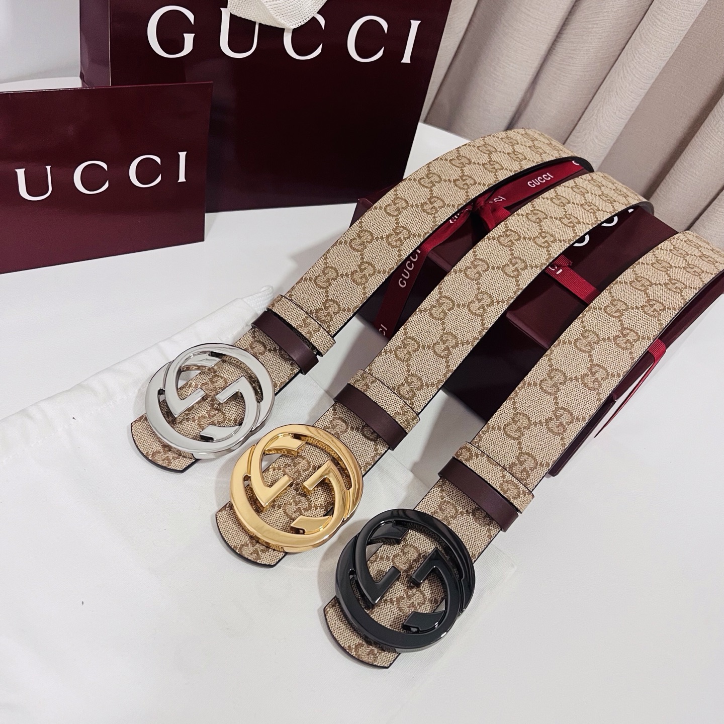 新款 Generation Gucci古驰世代系列深入探索品牌的典藏元素，将不同世代的设计融合为统一的美