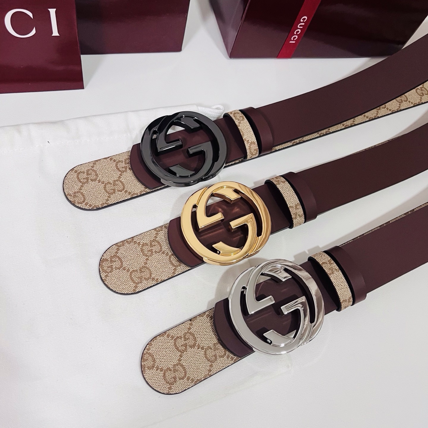新款 Generation Gucci古驰世代系列深入探索品牌的典藏元素，将不同世代的设计融合为统一的美