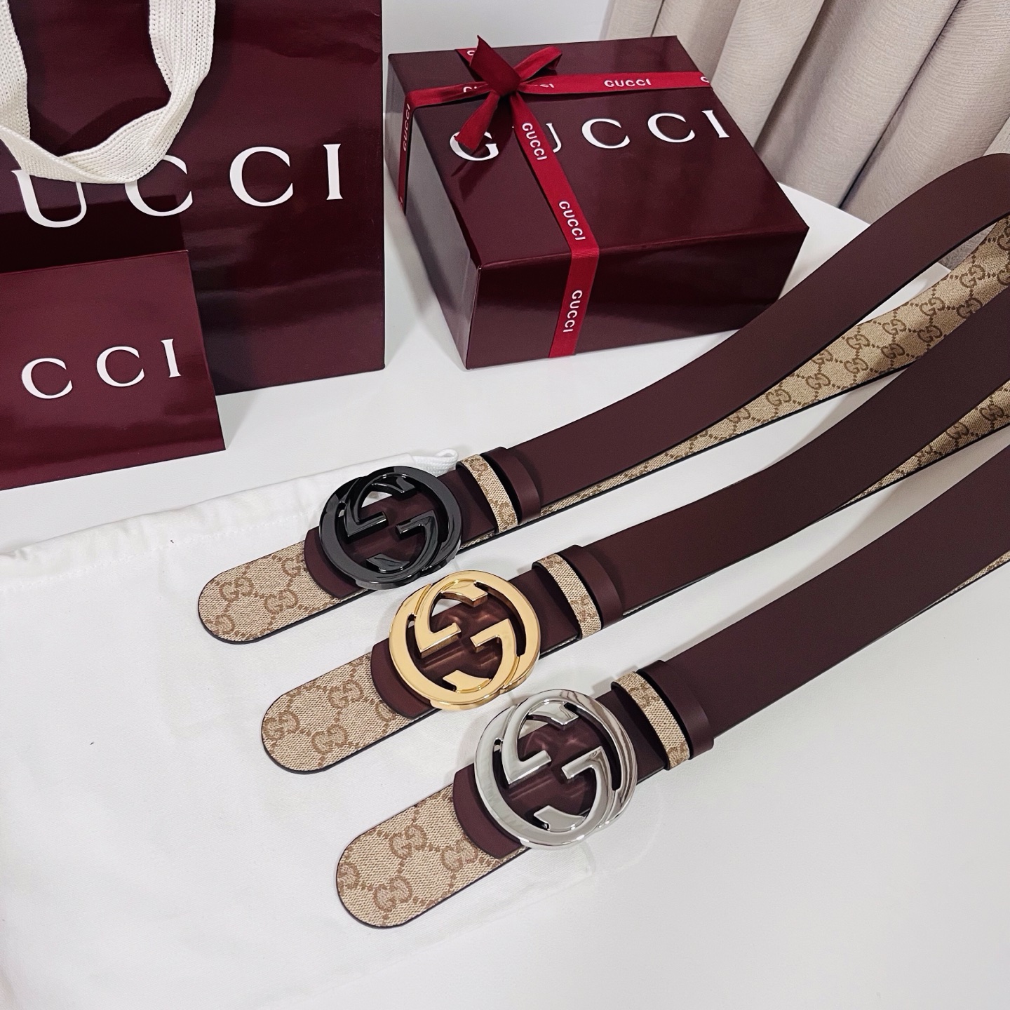 新款 Generation Gucci古驰世代系列深入探索品牌的典藏元素，将不同世代的设计融合为统一的美