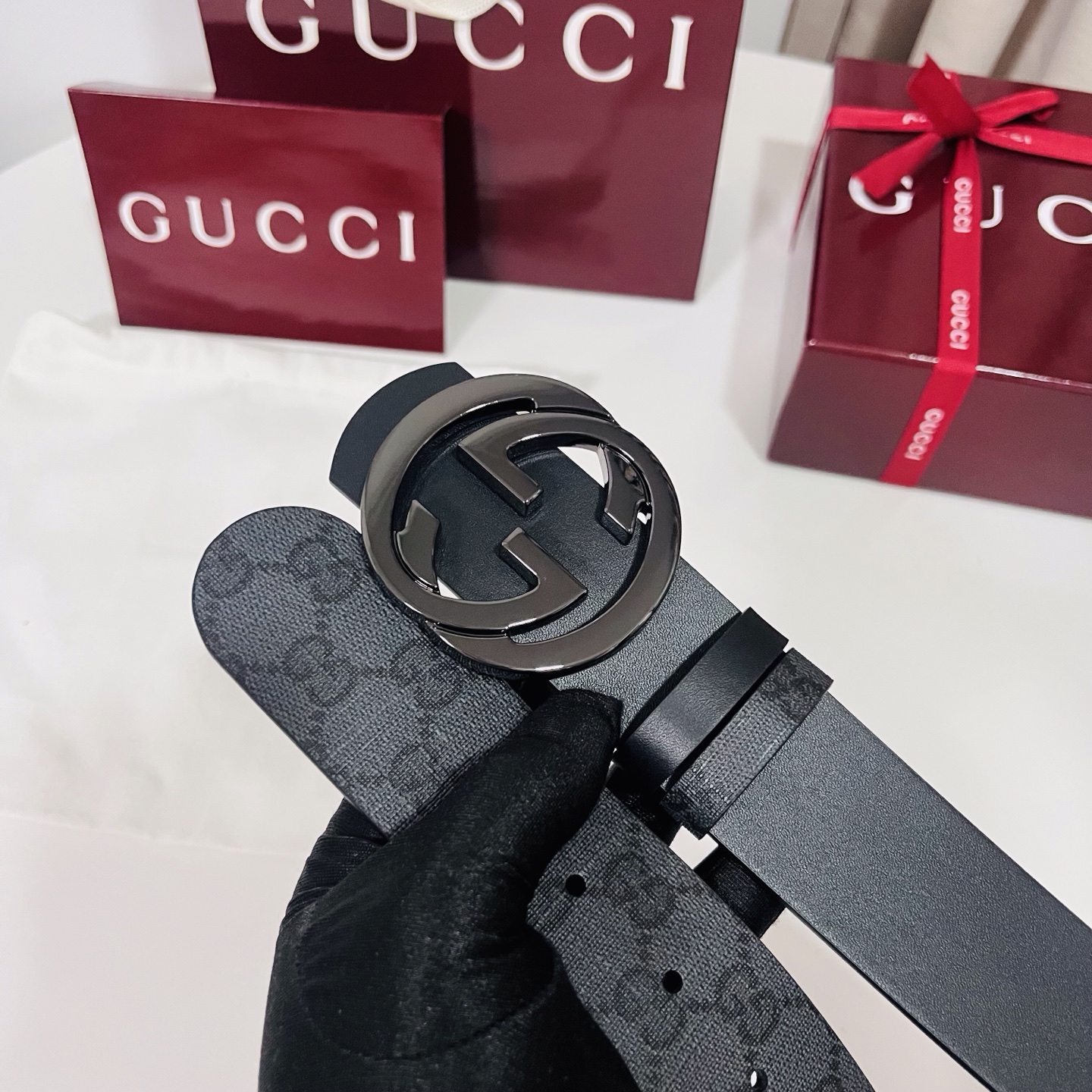 新款 Generation Gucci古驰世代系列深入探索品牌的典藏元素，将不同世代的设计融合为统一的美