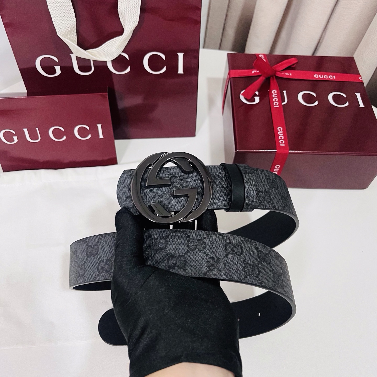 新款 Generation Gucci古驰世代系列深入探索品牌的典藏元素，将不同世代的设计融合为统一的美