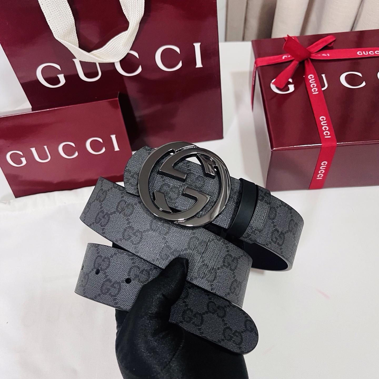 新款 Generation Gucci古驰世代系列深入探索品牌的典藏元素，将不同世代的设计融合为统一的美
