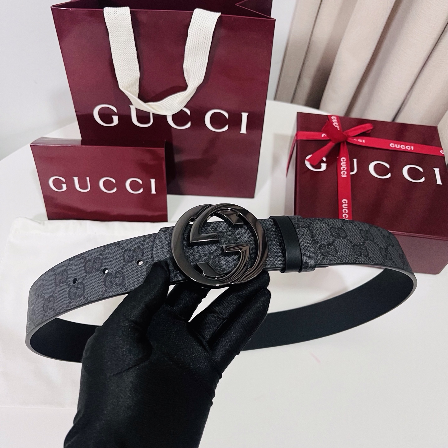 新款 Generation Gucci古驰世代系列深入探索品牌的典藏元素，将不同世代的设计融合为统一的美