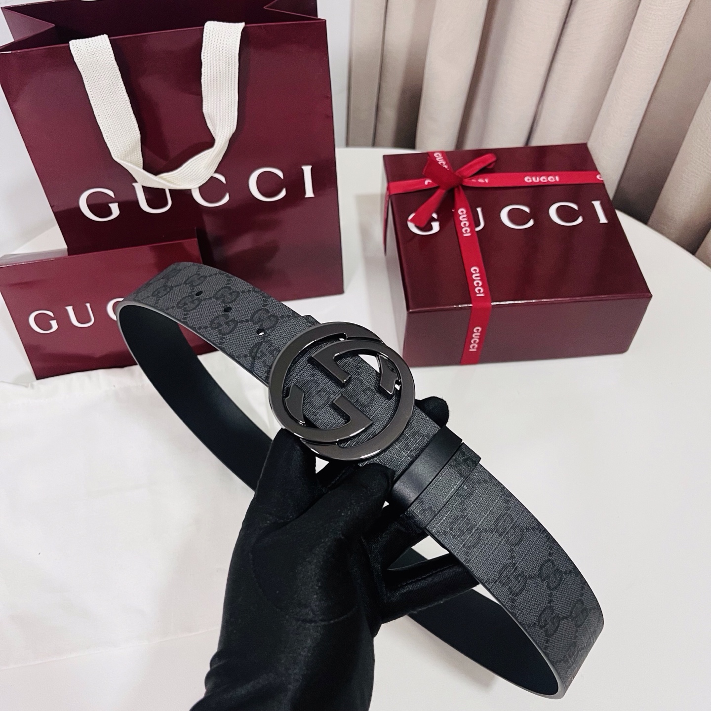 新款 Generation Gucci古驰世代系列深入探索品牌的典藏元素，将不同世代的设计融合为统一的美