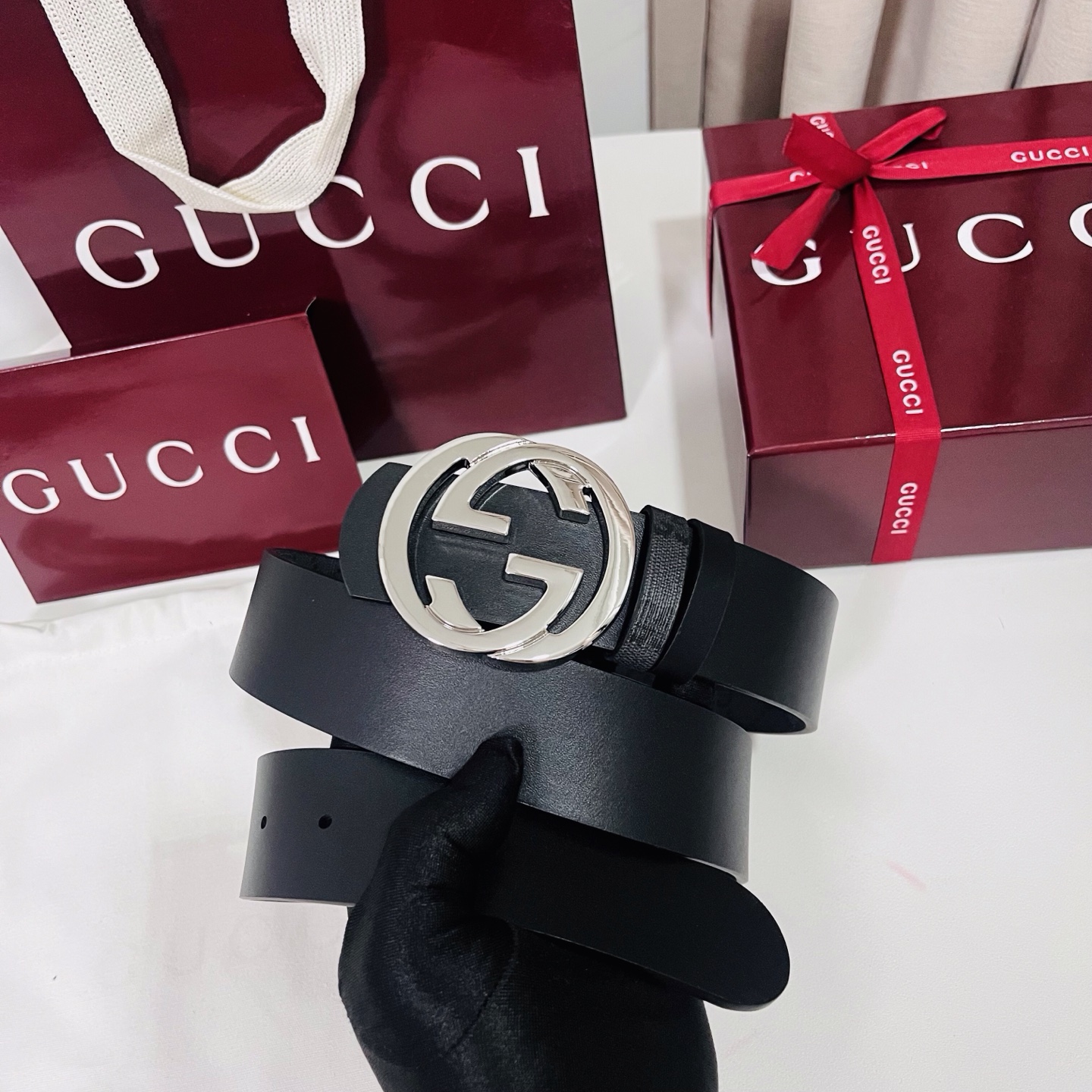 新款 Generation Gucci古驰世代系列深入探索品牌的典藏元素，将不同世代的设计融合为统一的美