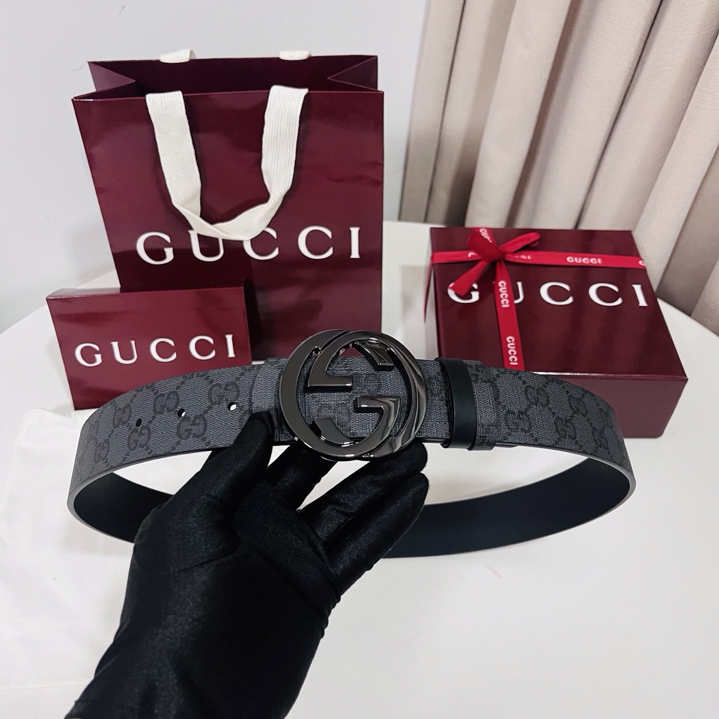 新款 Generation Gucci古驰世代系列深入探索品牌的典藏元素，将不同世代的设计融合为统一的美