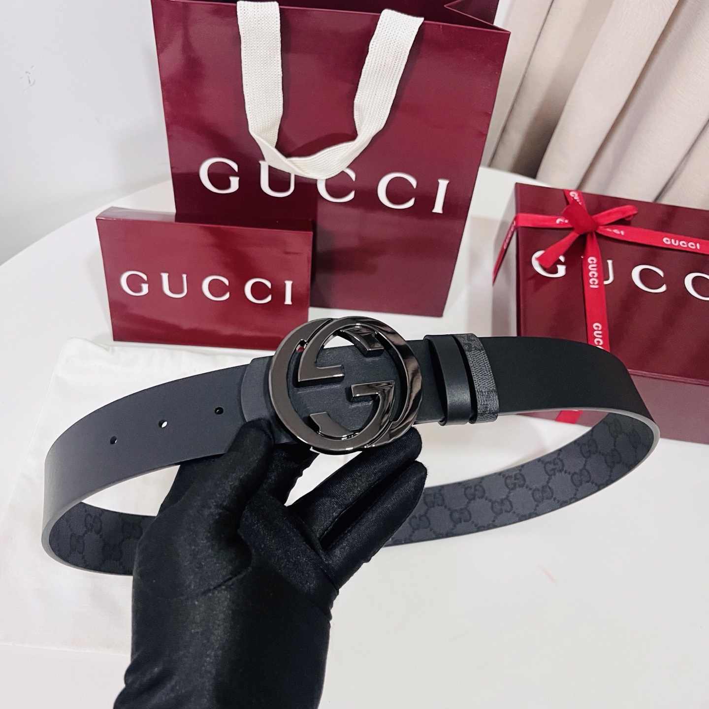 新款 Generation Gucci古驰世代系列深入探索品牌的典藏元素，将不同世代的设计融合为统一的美