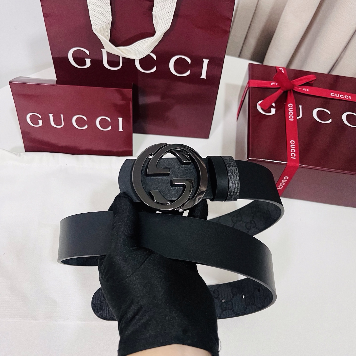 新款 Generation Gucci古驰世代系列深入探索品牌的典藏元素，将不同世代的设计融合为统一的美
