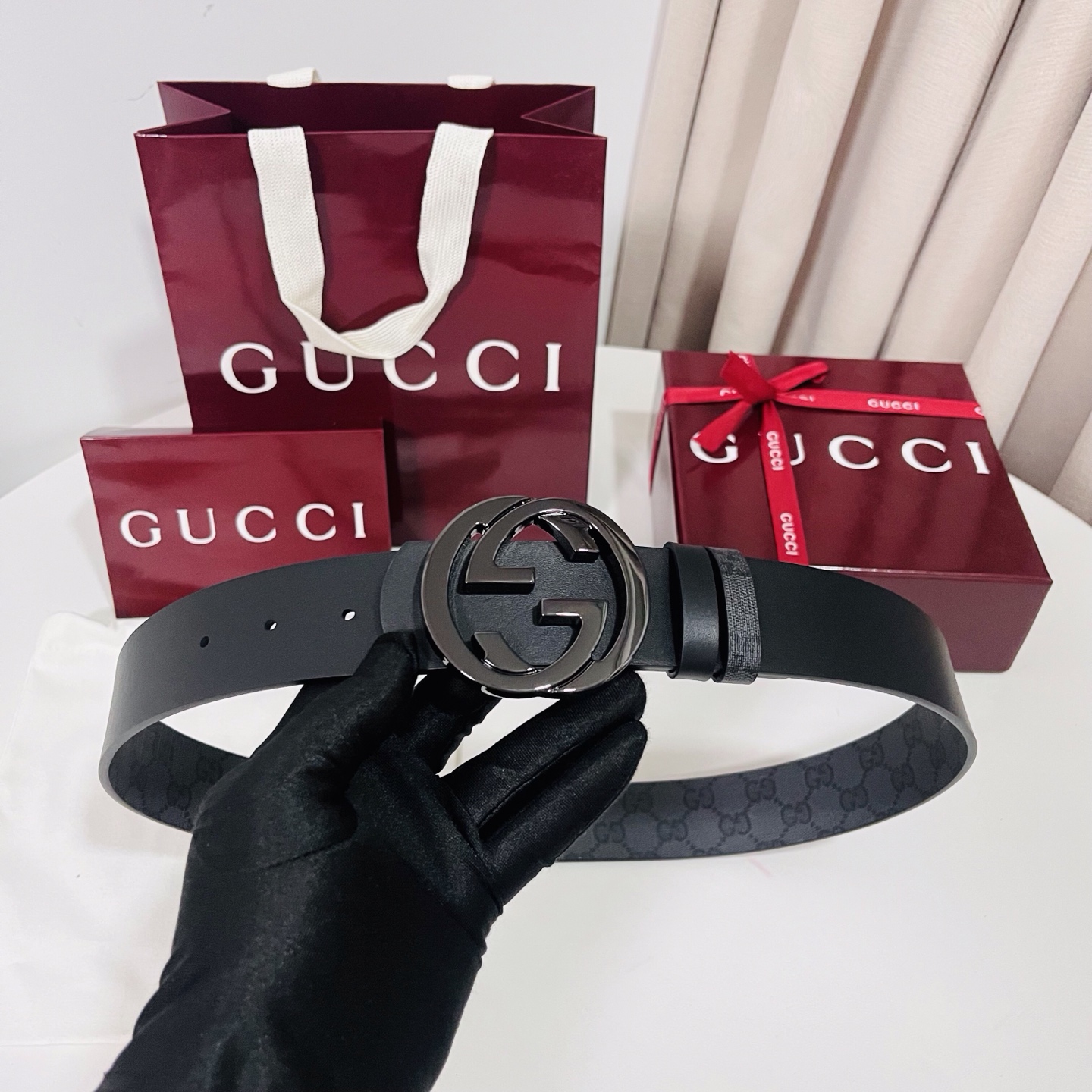 新款 Generation Gucci古驰世代系列深入探索品牌的典藏元素，将不同世代的设计融合为统一的美