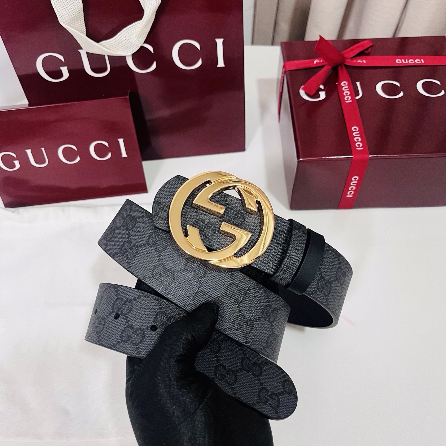 新款 Generation Gucci古驰世代系列深入探索品牌的典藏元素，将不同世代的设计融合为统一的美