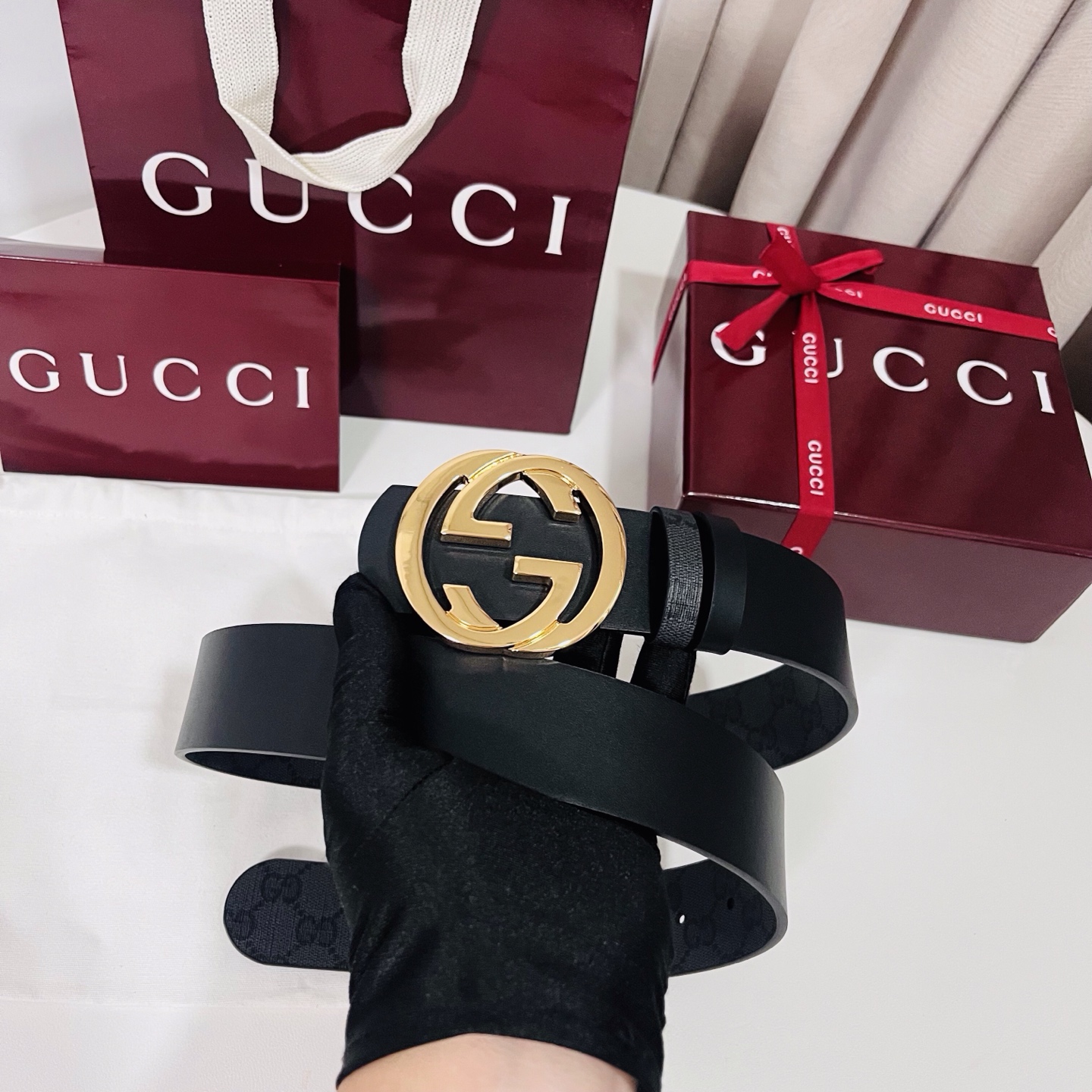 新款 Generation Gucci古驰世代系列深入探索品牌的典藏元素，将不同世代的设计融合为统一的美