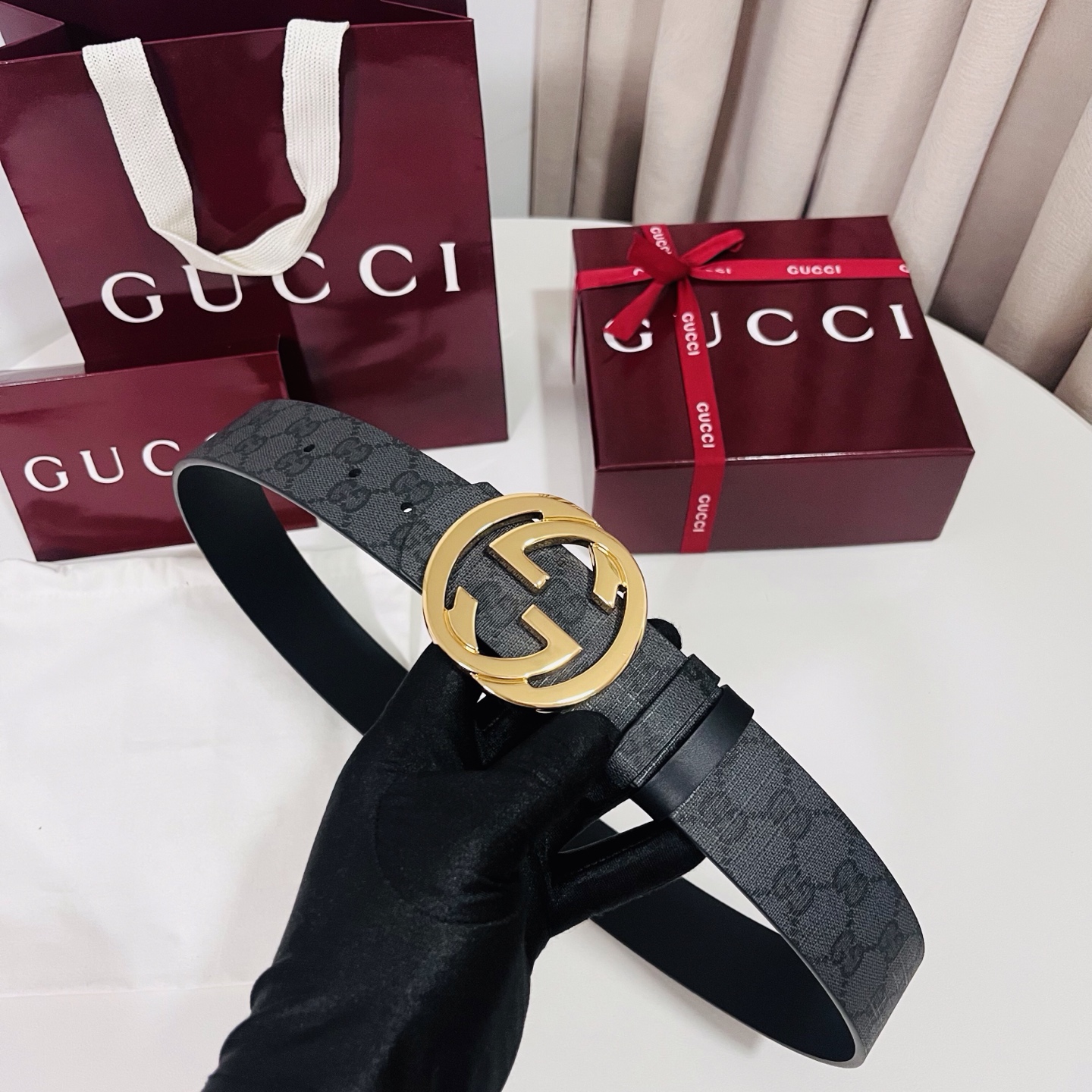 新款 Generation Gucci古驰世代系列深入探索品牌的典藏元素，将不同世代的设计融合为统一的美