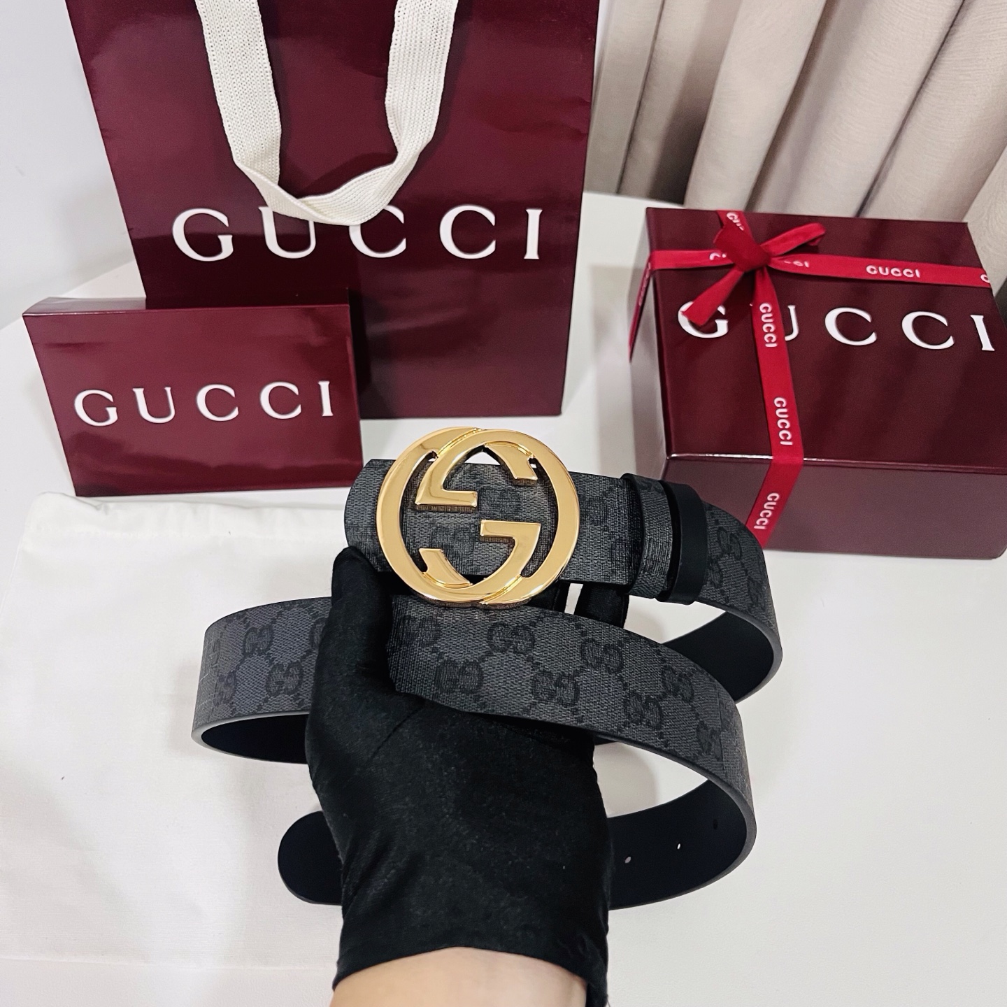 新款 Generation Gucci古驰世代系列深入探索品牌的典藏元素，将不同世代的设计融合为统一的美