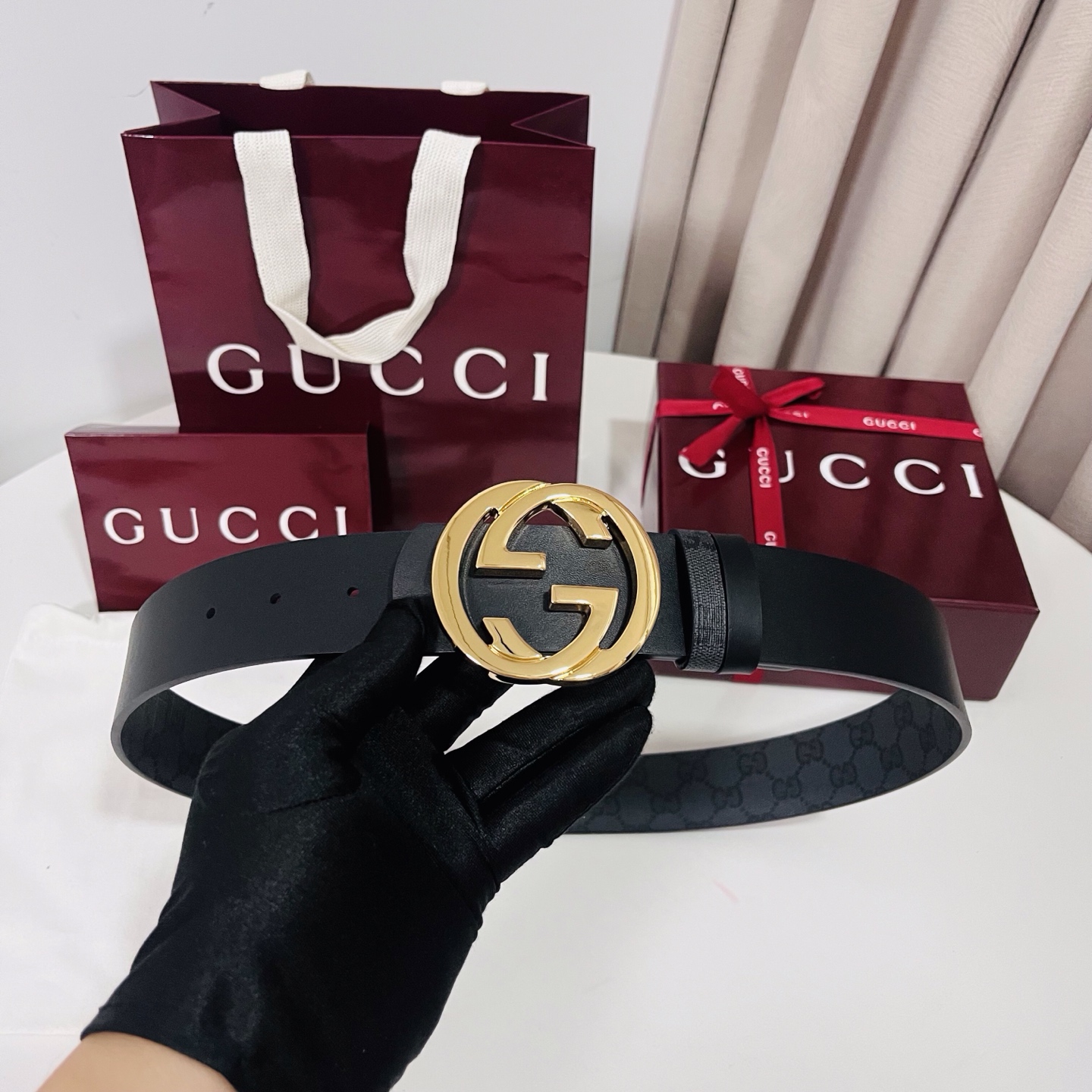 新款 Generation Gucci古驰世代系列深入探索品牌的典藏元素，将不同世代的设计融合为统一的美