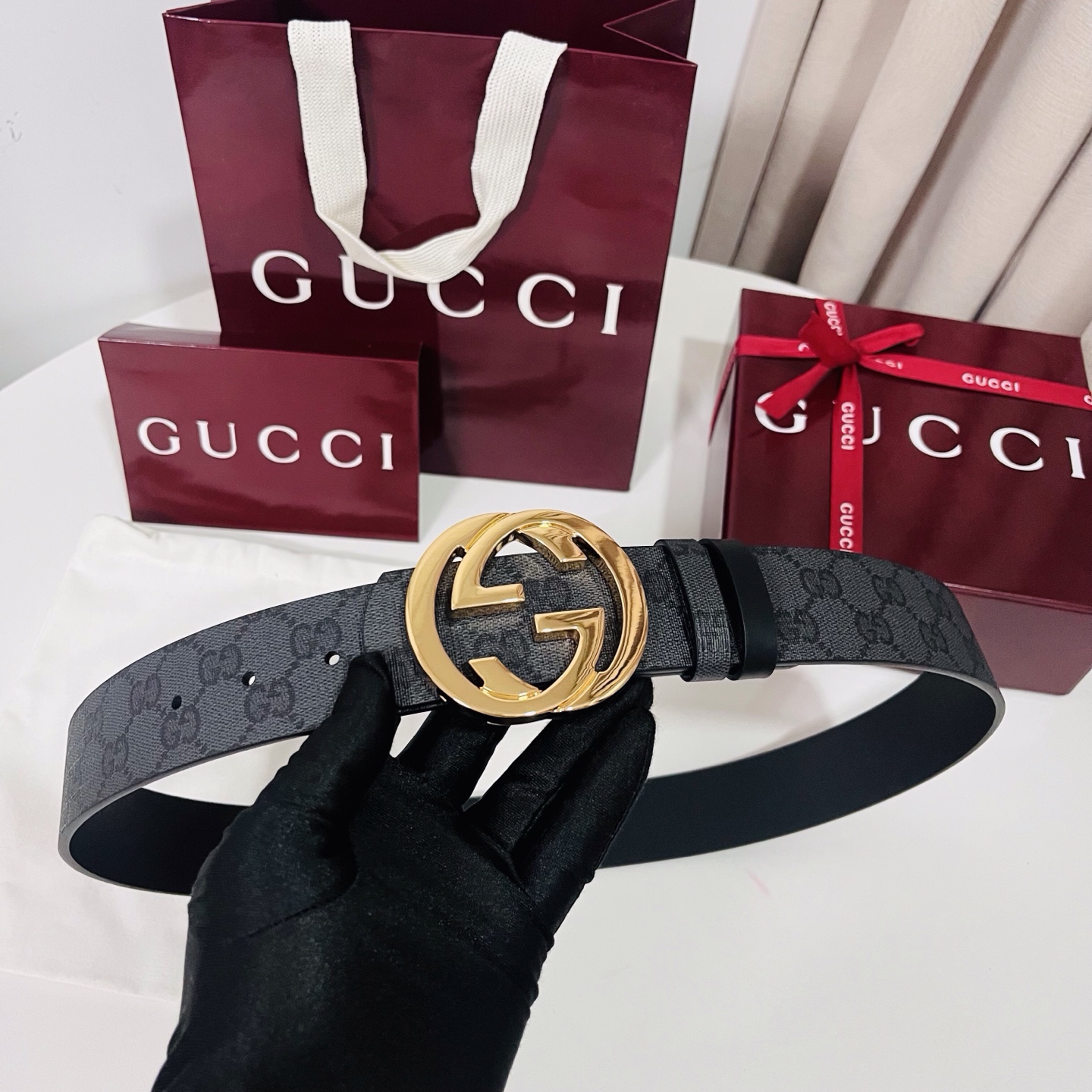 新款 Generation Gucci古驰世代系列深入探索品牌的典藏元素，将不同世代的设计融合为统一的美