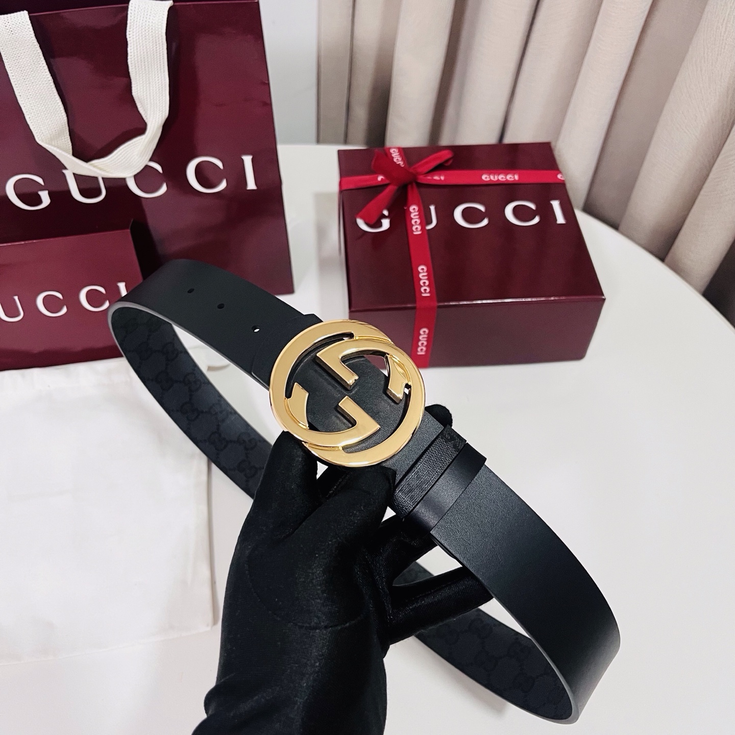 新款 Generation Gucci古驰世代系列深入探索品牌的典藏元素，将不同世代的设计融合为统一的美