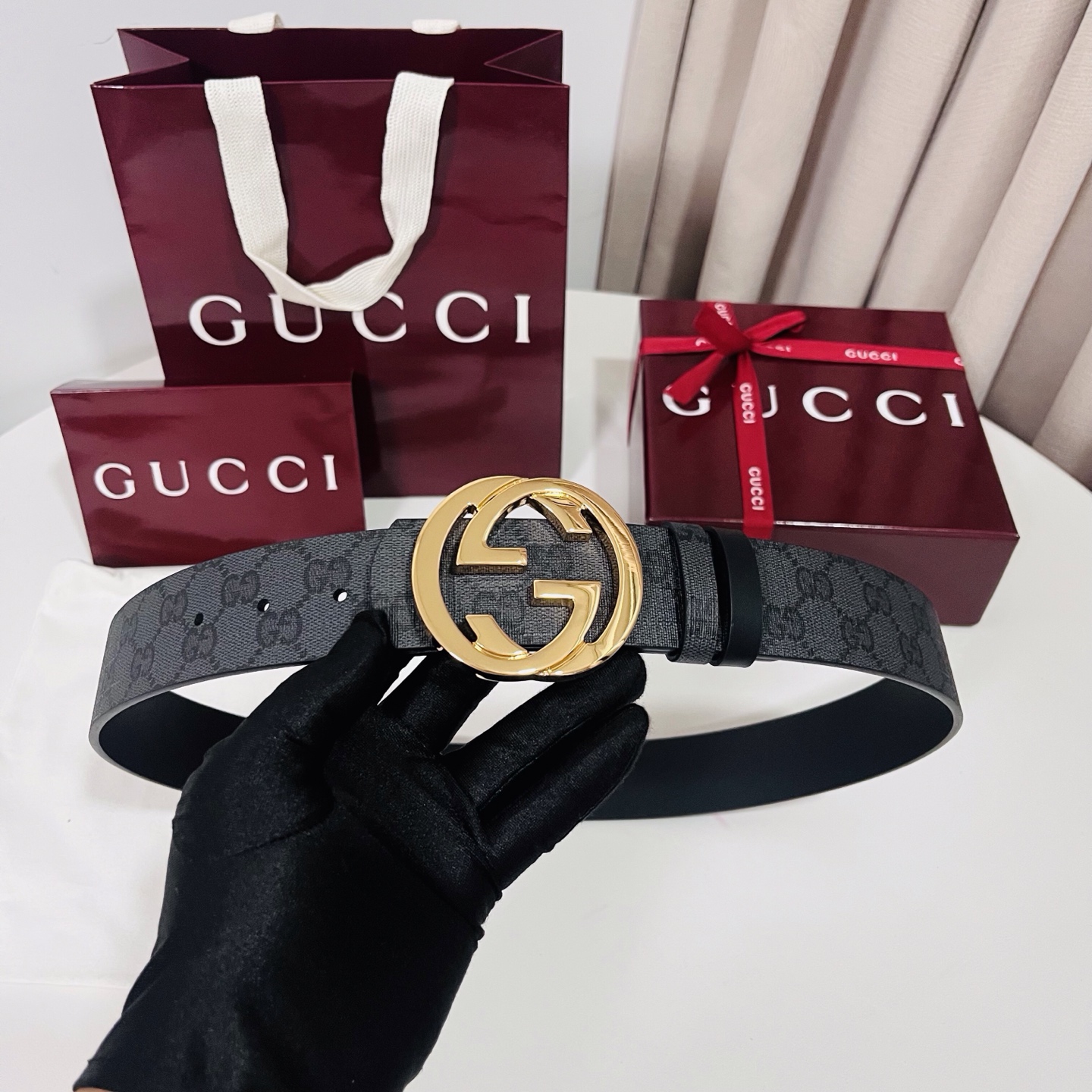 新款 Generation Gucci古驰世代系列深入探索品牌的典藏元素，将不同世代的设计融合为统一的美
