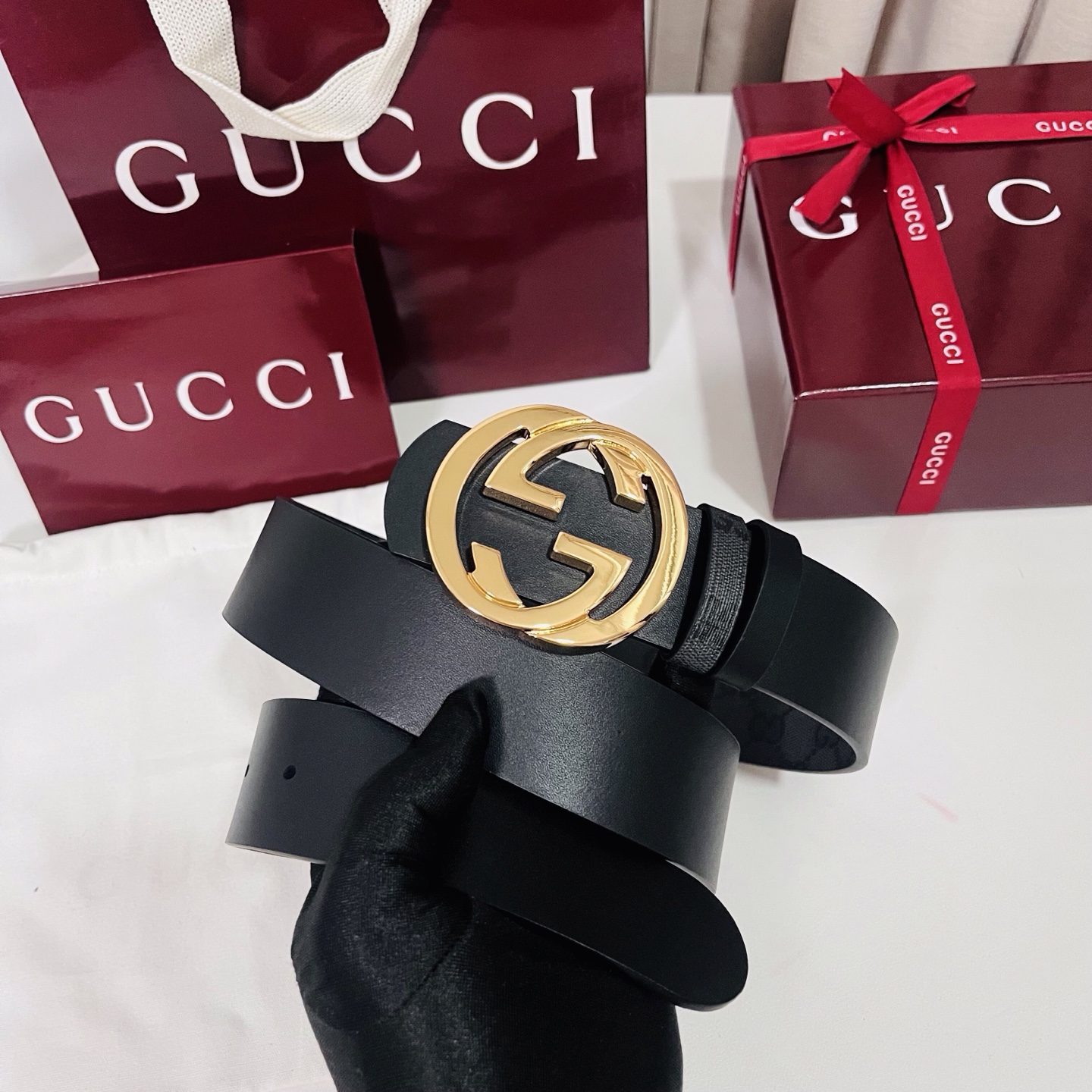新款 Generation Gucci古驰世代系列深入探索品牌的典藏元素，将不同世代的设计融合为统一的美