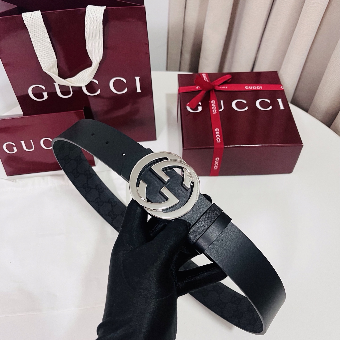 新款 Generation Gucci古驰世代系列深入探索品牌的典藏元素，将不同世代的设计融合为统一的美