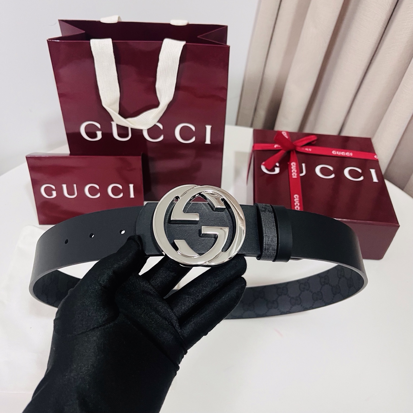 新款 Generation Gucci古驰世代系列深入探索品牌的典藏元素，将不同世代的设计融合为统一的美