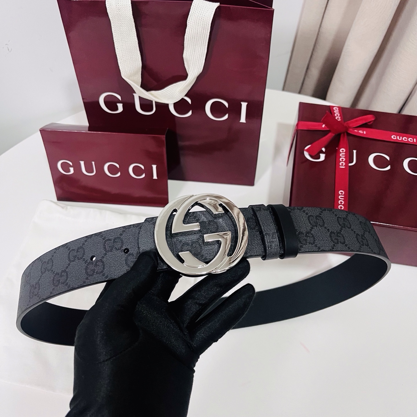 新款 Generation Gucci古驰世代系列深入探索品牌的典藏元素，将不同世代的设计融合为统一的美