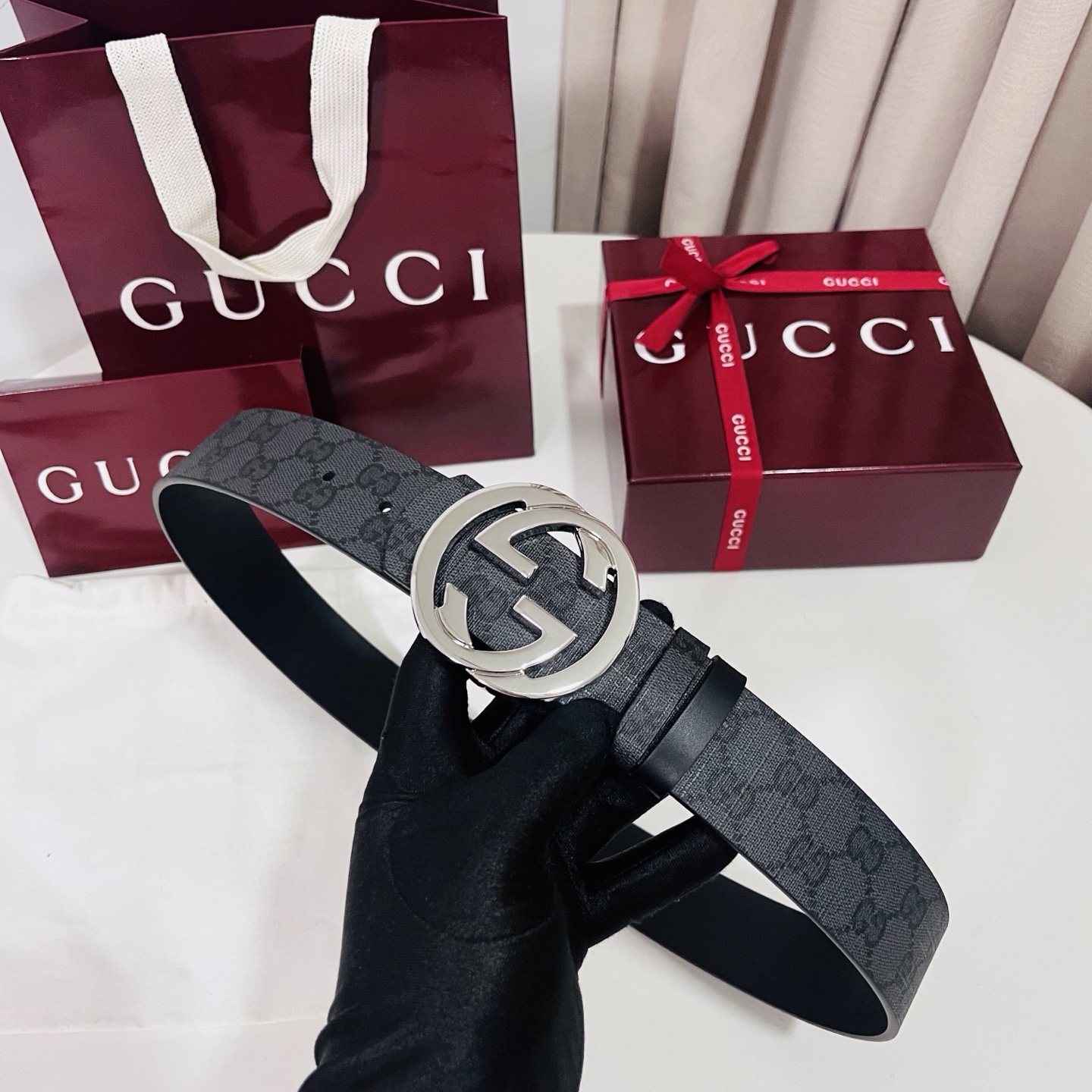 新款 Generation Gucci古驰世代系列深入探索品牌的典藏元素，将不同世代的设计融合为统一的美