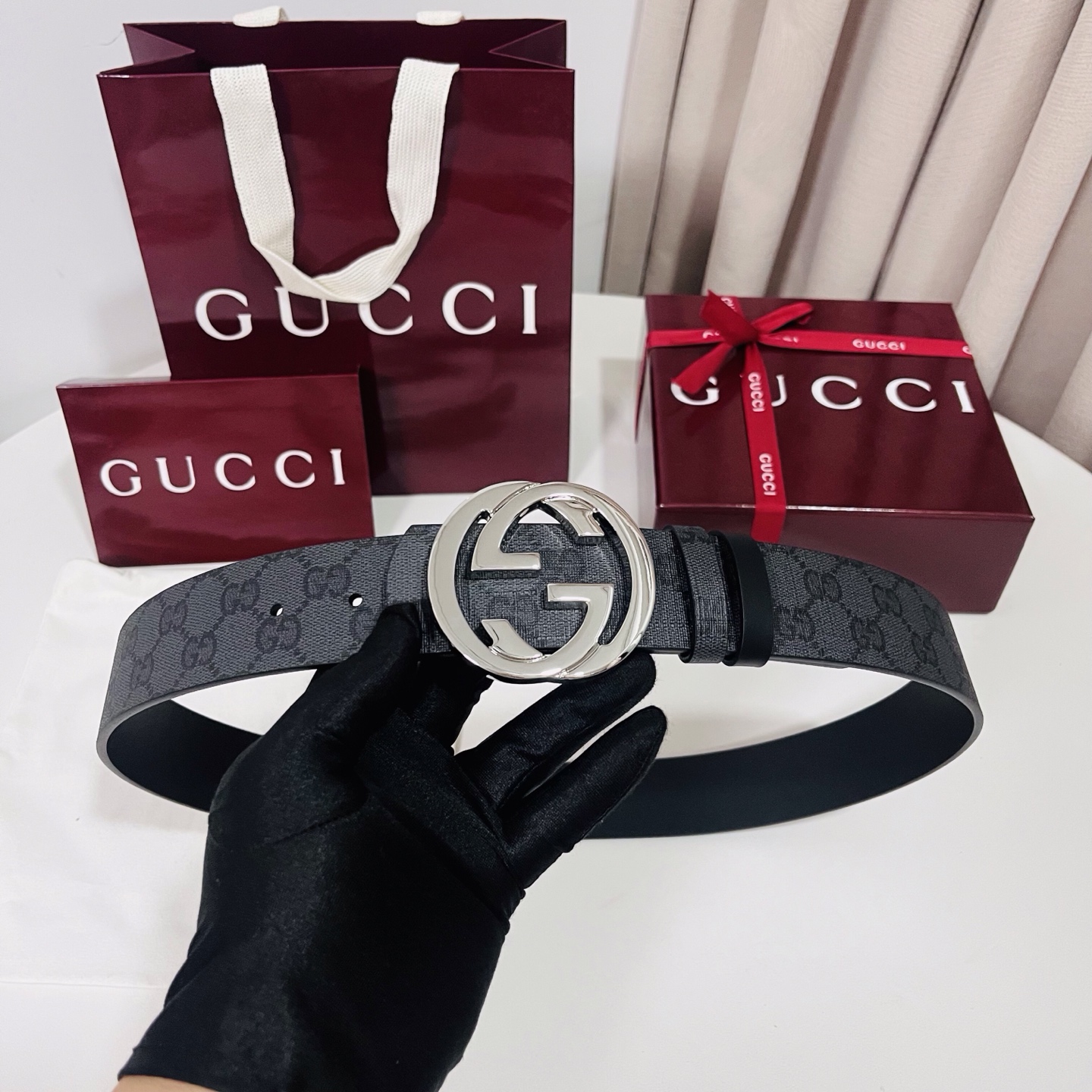 新款 Generation Gucci古驰世代系列深入探索品牌的典藏元素，将不同世代的设计融合为统一的美