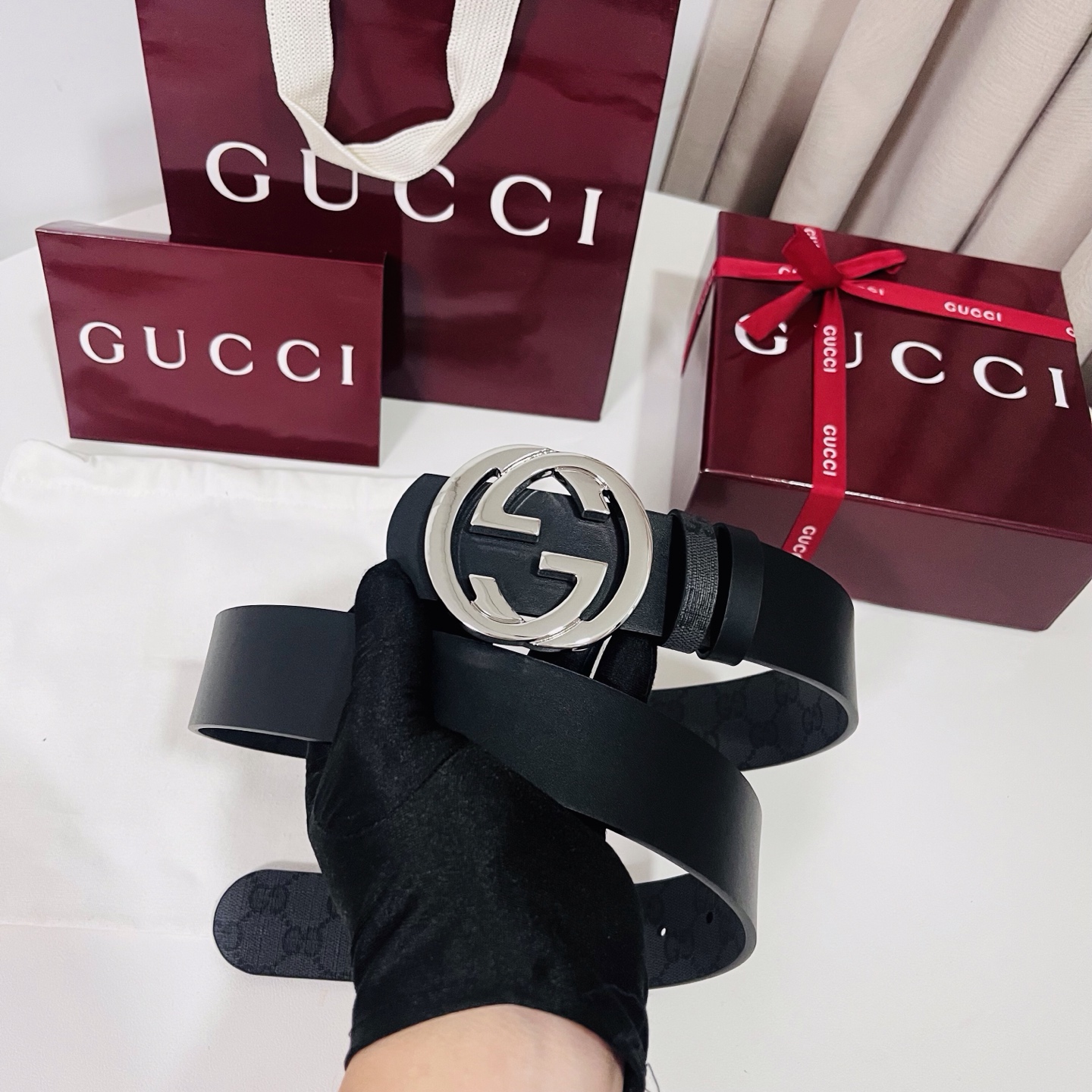 新款 Generation Gucci古驰世代系列深入探索品牌的典藏元素，将不同世代的设计融合为统一的美