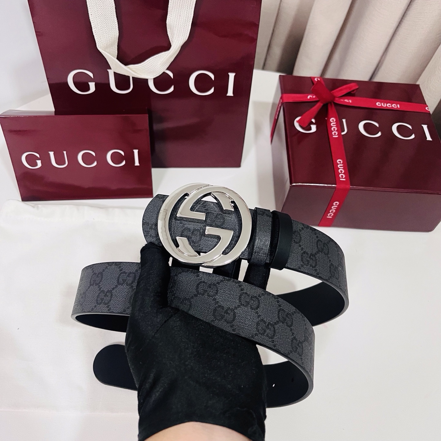 新款 Generation Gucci古驰世代系列深入探索品牌的典藏元素，将不同世代的设计融合为统一的美